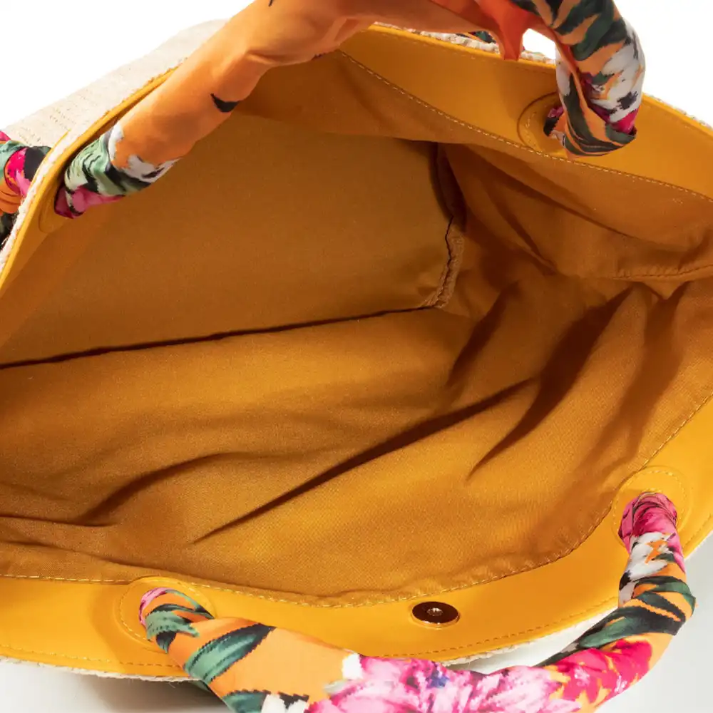 sac de plage beige et fleurs